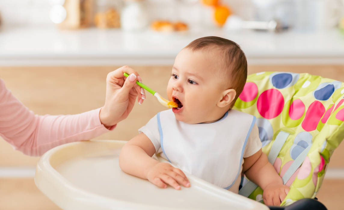 Bayi sedang makan bubur MPASI