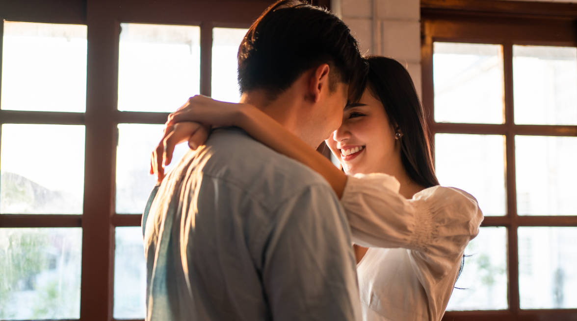 Studi Ungkap Manfaat Mencium Istri: Gaji Lebih Tinggi dan Panjang Umur!