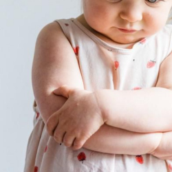 Feses Anak Berwarna Putih, Apa Penyebabnya?