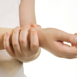 Si Kecil Sering Ngeluh Tulangnya Nyeri? Bisa Jadi Growing Pains pada Anak!