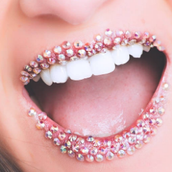 Gusi Berwarna Gelap Bisa Dibuat Merah Muda dengan Prosedur Ini