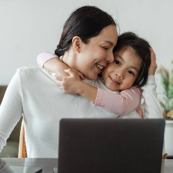 Si Kecil Akan Tumbuh Jadi Anak Hebat Jika Ibunya Bahagia