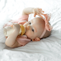 Ingin Pakaikan Aksesori Rambut pada Si Kecil? Perhatikan Ini Dulu, Mums