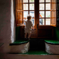 Viral Balita Jatuh dari Lantai 3, Ini Dia Kecerobohan Orang Tua yang Membahayakan Anak