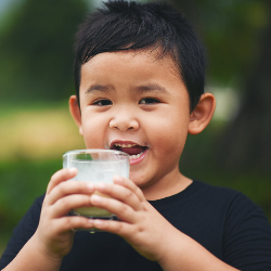 Bukannya Bermanfaat, Ini Risikonya Jika Anak Terlalu Banyak Minum Susu