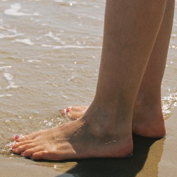 Ternyata Banyak Manfaatnya Jalan Tanpa Alas Kaki, Lho!