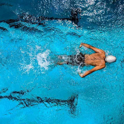 Jangan Langsung Berenang Setelah Makan!