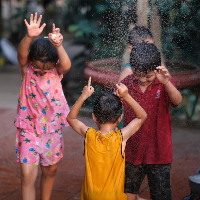 Jangan Selalu Dilarang, Ini 7 Manfaat Hujan-hujanan untuk Anak