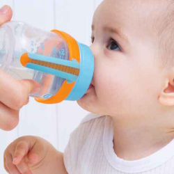 Kapan Bayi Boleh Minum Air Putih?