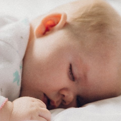 Kapan Bayi Boleh Tidur Tengkurap?