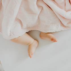 Kapan Bayi Tidak Perlu Dibedong Lagi?