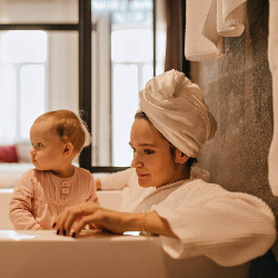 Kapan Ya Harus Berhenti Mandi Bareng Anak?