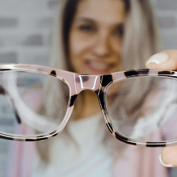 Inilah Ciri-ciri Jika Kamu Memiliki Mata Silinder