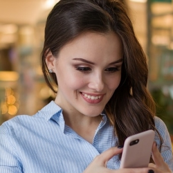 Sering Bermain Gadget? Hati-hati Terkena Sindrom Text-Neck