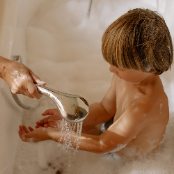 Duh, Si Kecil Kok Tidak Mau Mandi, Ya?