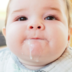 Kenapa Bayi Bisa Gumoh dan Apa Bedanya dengan Muntah?