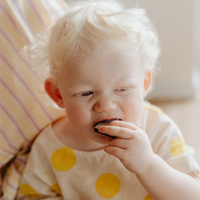 7 Alasan di Balik Kebiasaan Bayi Memasukkan Sesuatu ke Mulut