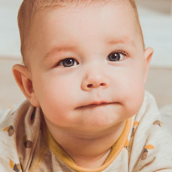 Kenapa Bayi Suka Mengisap Bibir Bawahnya?