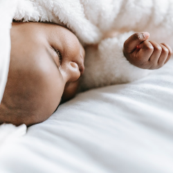 6 Kesalahan Umum Orang Tua saat Menidurkan Anak di Siang Hari