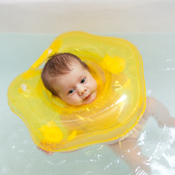 FDA Peringatkan Bahaya Penggunaan Pelampung Leher untuk Bayi Saat Berenang