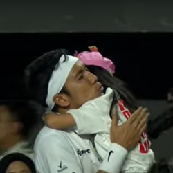 Makna di Balik Momen Deddy Mahendra Desta Gendong Putrinya