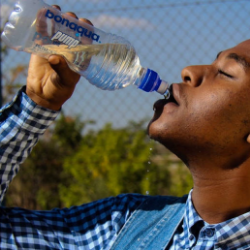 Turunkan Berat Badan dengan Air Putih? Caranya Gampang!