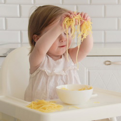 Jangan Selalu Dilarang, Ternyata Memainkan Makanan Ada Manfaatnya Buat Si Kecil