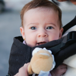 7 Manfaat Memiliki Gendongan untuk Si Kecil dan Mums   