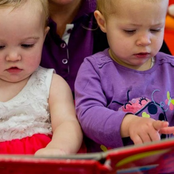 Manfaat Membacakan Buku Cerita Kepada Anak