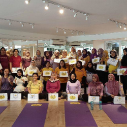 Serunya Lakukan Prenatal Yoga Bareng-bareng