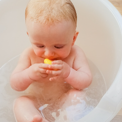 Air di Rumah Sudah Aman untuk si Kecil Mandi Belum?