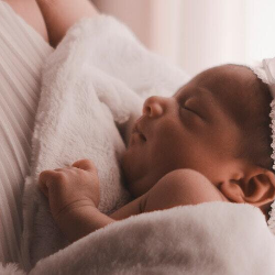 Jangan Khawatir, Mums Bisa Tetap Bonding dengan Si Kecil Meski Tidak Menyusui Langsung