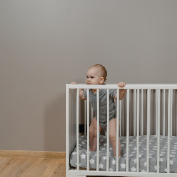 Tips Mencegah Balita Memanjat Keranjang Tempat Tidurnya