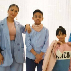 Nola AB Three Ajarkan Anak Berbagi Cinta