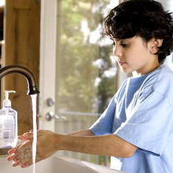 Mums, Ternyata Penting Mengajarkan Anak Cuci Tangan dengan Rutin!