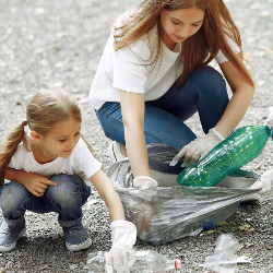 Mengajarkan Anak Membuang Sampah pada Tempatnya