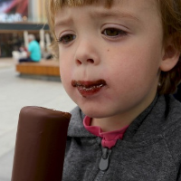 Mengapa Si Kecil Takut dengan Keramaian?