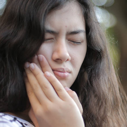 Cara Mengatasi Gigi Sensitif dengan Mineral Alami