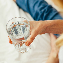 Benarkah Minum Air Hangat Menyembuhkan Anyang-anyangan?