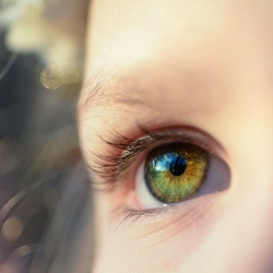 Merawat Mata Si Kecil