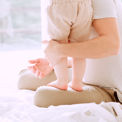 Kenali Tanda-tanda Overstimulasi pada Bayi