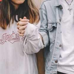 Perhatikan 7 Hal Berikut Jika Ingin Berpacaran dengan Mantannya Sahabat!