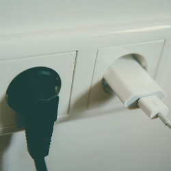 Mums, Ketahui Penanganan Ketika Anak Tersengat Listrik!