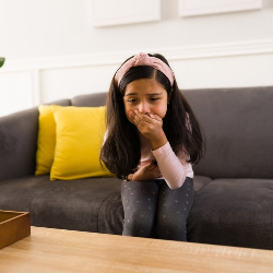 Kenali Berbagai Penyebab Anak Muntah dan Cara Mengatasinya