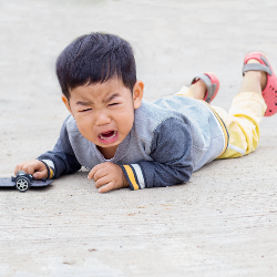 Anak Sering Jatuh atau Tersandung? Bisa Jadi Alami Gangguan Perkembangan Koordinasi!
