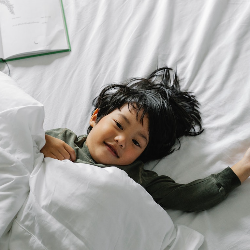 Si Kecil Sering Bangun Terlalu Pagi? Begini Cara Mengatasinya!