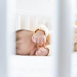 Ternyata Ini Penyebab Bayi Sering Menggaruk Telinganya!