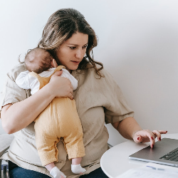 Si Kecil Selalu Ingin Dekat Mums? Ternyata Ini Alasannya!