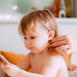 Rambut Si Kecil Rontok? Bisa Jadi Ini Penyebabnya!
