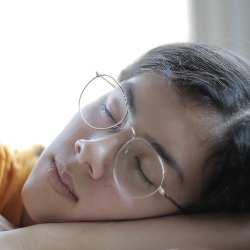 Sering Mengantuk? Kenali Penyebabnya, Yuk!